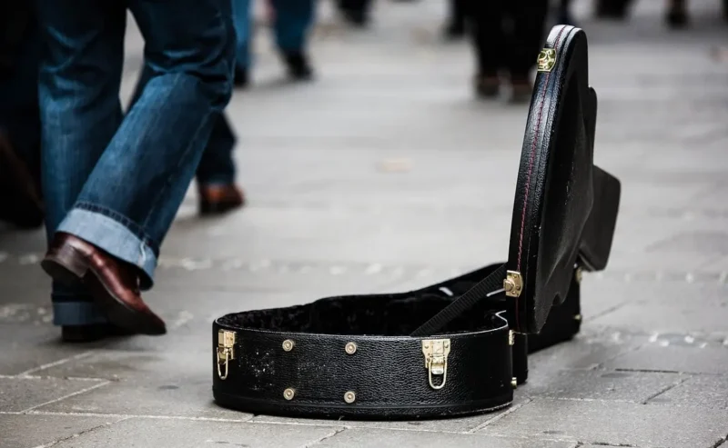 L’etica del cappello: il patto silenzioso tra artista e pubblico nell’arte di strada